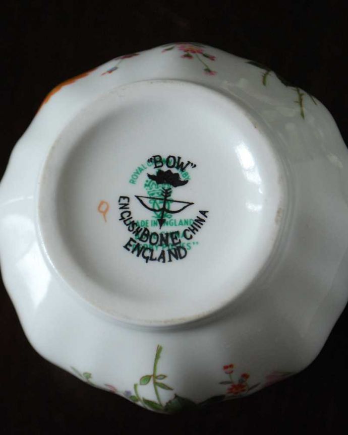 アンティーク 陶磁器の雑貨　アンティーク雑貨　ロイヤルクラウンダービー（ポジー）のお花のブーケが可愛いアンティークミルクポット。裏側には品質の証製造メーカー保証の意味がこもった窯印、ポーセリンマークがあります。(m-3241-z)