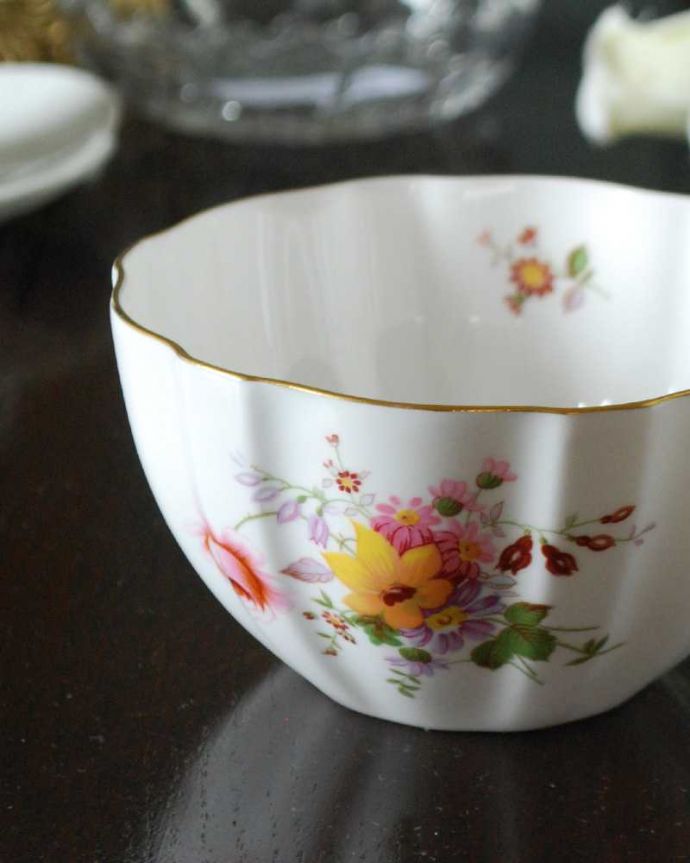 アンティーク 陶磁器の雑貨　アンティーク雑貨　ロイヤルクラウンダービー（ポジー）のアンティークシュガーボウル。お茶の時間を華やかにしてくれるアンティークティータイムを楽しむための茶道具の一つシュガーボウル。(m-3242-z)