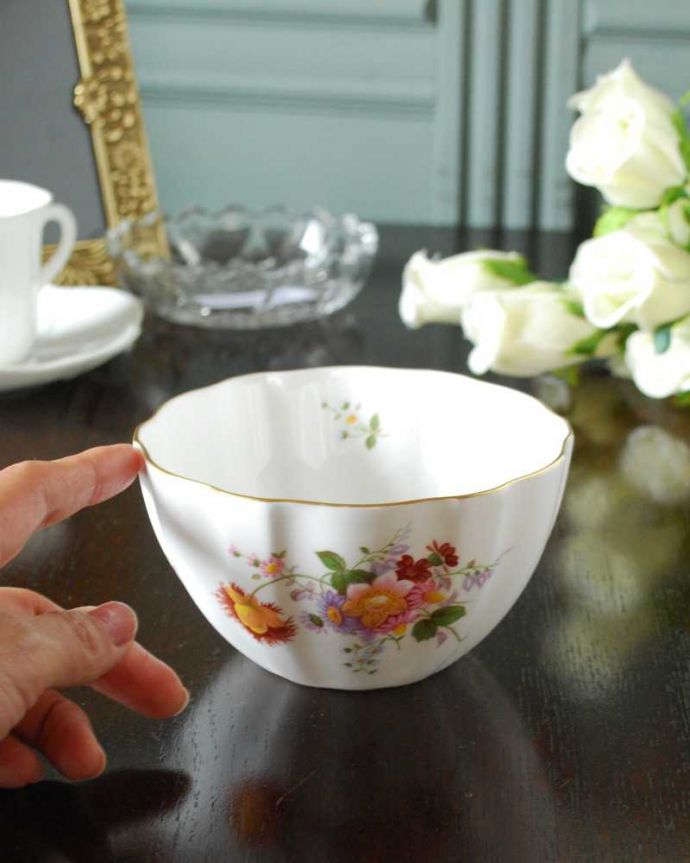 アンティーク 陶磁器の雑貨　アンティーク雑貨　ロイヤルクラウンダービー（ポジー）のアンティークシュガーボウル。自分流の使い方で楽しんでくださいアンティークなのでキズや汚れはありますが、使えるものだけを選んできました。(m-3242-z)