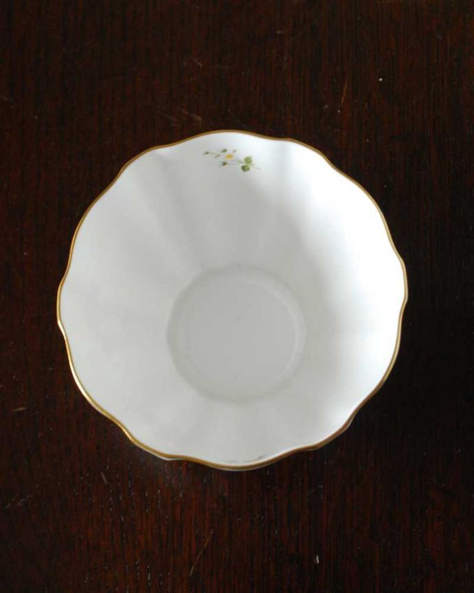 アンティーク 陶磁器の雑貨　アンティーク雑貨　ロイヤルクラウンダービー（ポジー）のアンティークシュガーボウル。上からのぞいてみると･･･アンティークのため、多少の欠け・傷がある場合がありますが、使用上問題がないものだけを選んできたので、ご了承下さい。(m-3242-z)