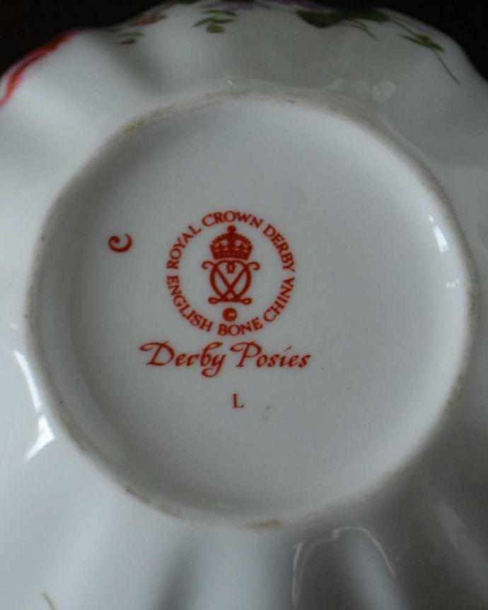 アンティーク 陶磁器の雑貨　アンティーク雑貨　ロイヤルクラウンダービー（ポジー）のアンティークシュガーボウル。裏側のポーセリンマーク製造メーカー保証の意味がこもった窯印、ポーセリンマークがあります。(m-3242-z)