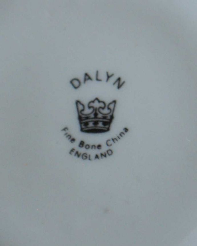 アンティーク雑貨 すみれが咲きほこるDALYNのアンティークミニポット。裏側には品質の証製造メーカー保証の意味がこもった窯印、ポーセリンマークがあります。(m-3246-z)