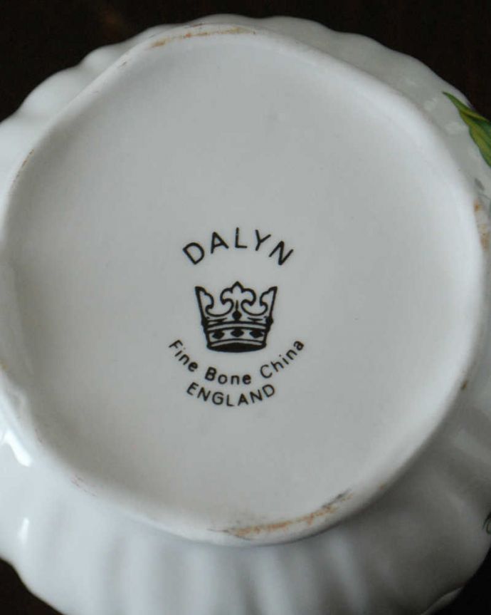 アンティーク雑貨 すみれが咲きほこるDALYNのアンティークポプリポット。裏側には品質の証製造メーカー保証の意味がこもった窯印、ポーセリンマークがあります。(m-3248-z)