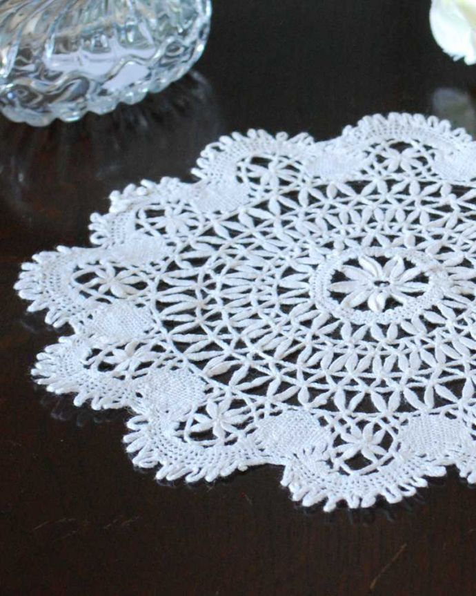 アンティーク 布製の雑貨　アンティーク雑貨　フランスで見つけた、お花のような華やかなアンティークドイリーレース。一枚一枚、大切に手作りされました。(m-3253-z)