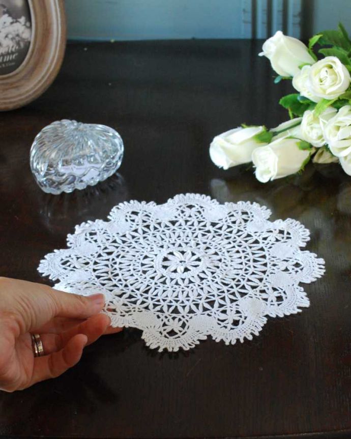 アンティーク 布製の雑貨　アンティーク雑貨　フランスで見つけた、お花のような華やかなアンティークドイリーレース。コンディションの良いものだけを選びましたアンティークなので、多少の汚れやシミがある場合がありますが、キレイなものだけを選んできました。(m-3253-z)