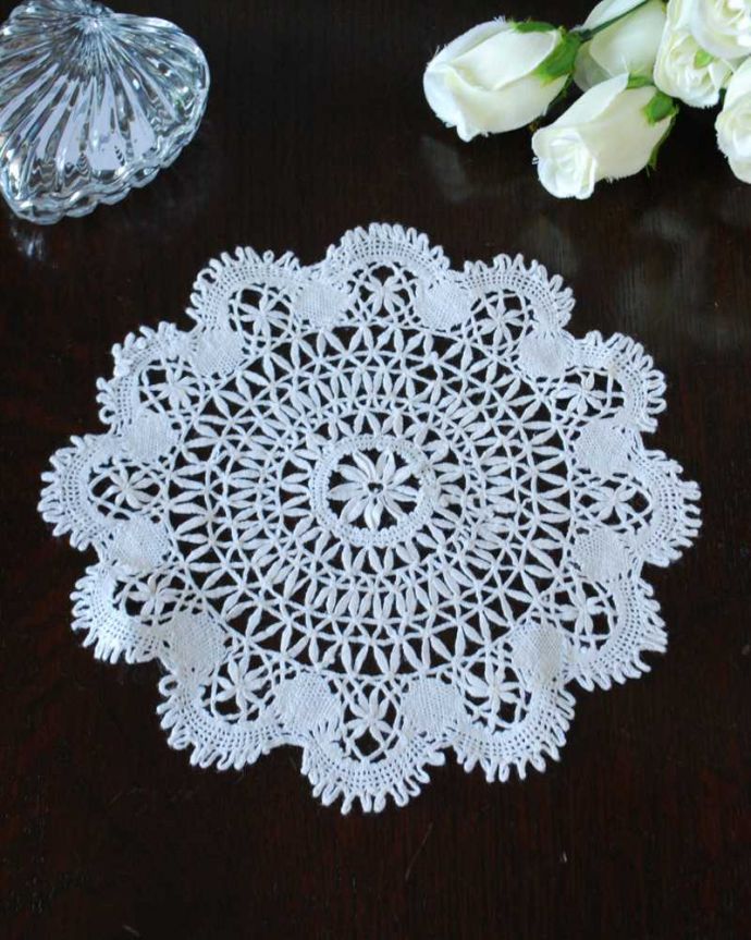アンティーク 布製の雑貨　アンティーク雑貨　フランスで見つけた、お花のような華やかなアンティークドイリーレース。上から見ると･･･こんな形のドイリーです。(m-3253-z)