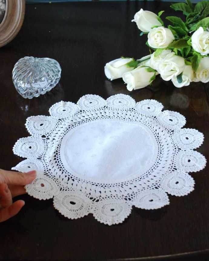 アンティーク 布製の雑貨 アンティーク雑貨 お花のような華やかなフランスのアンティークドイリーレース。コンディションの良いものだけを選びましたアンティークなので、多少の汚れやシミがある場合がありますが、キレイなものだけを選んできました。(m-3254-z)