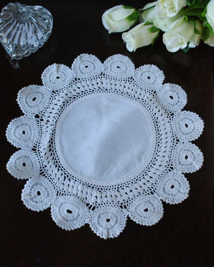 アンティーク 布製の雑貨 アンティーク雑貨 お花のような華やかなフランスのアンティークドイリーレース。上から見ると・・・こんな形のドイリーです。(m-3254-z)