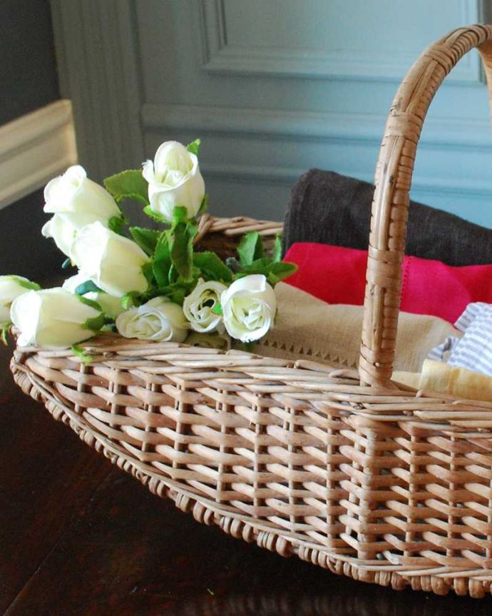 アンティーク その他の雑貨 アンティーク雑貨 浅型の持ち手付きアンティークバスケット。毎日、お買い物に使われていたバスケット冷蔵庫もスーパーも車もなかった時代に、女性が持って帰れる分だけお買い物できるように作られたバスケット。(m-3263-z)