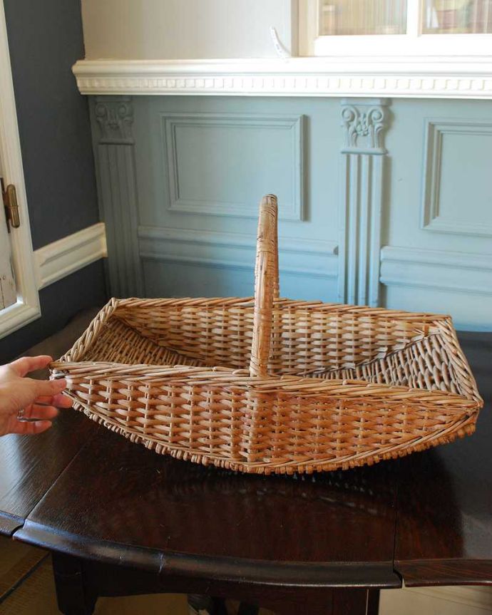 アンティーク その他の雑貨 アンティーク雑貨 浅型の持ち手付きアンティークバスケット。持ち手を腕にかけて持つためのデザイン浅い長方形のバスケットは、持ち手を腕に引っ掛けて持つため用のデザインです。(m-3263-z)