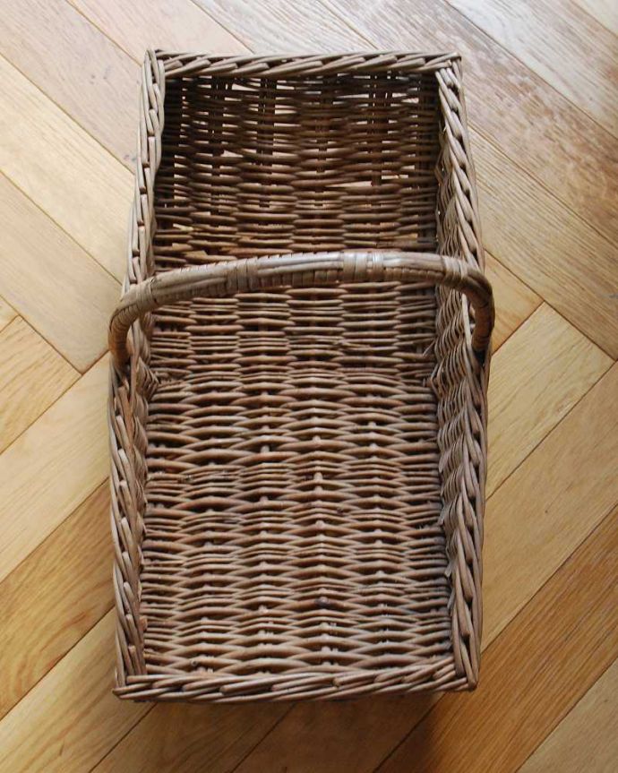 アンティーク その他の雑貨 アンティーク雑貨 浅型の持ち手付きアンティークバスケット。中を見てみると・・・アンティークなので多少のキズ・汚れがある場合があります。(m-3263-z)
