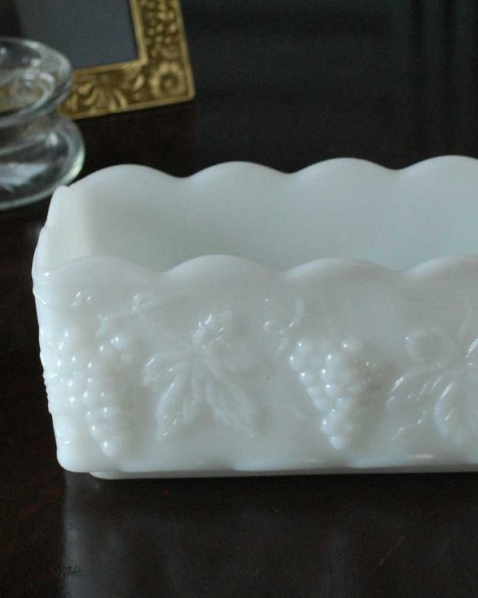 アンティーク 雑貨のガラス小物　アンティーク雑貨　葡萄がデザインされた、ミルクガラスのフラワーベース（ファイヤーキング） 。普段の生活にパッと華を添えてくれるアンティーク気軽に使えるミルクガラスの花器。(m-3266-z)