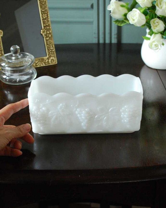 アンティーク 雑貨のガラス小物　アンティーク雑貨　葡萄がデザインされた、ミルクガラスのフラワーベース（ファイヤーキング） 。大きさはコレくらいです置いておくだけで絵になる可愛らしさ。(m-3266-z)