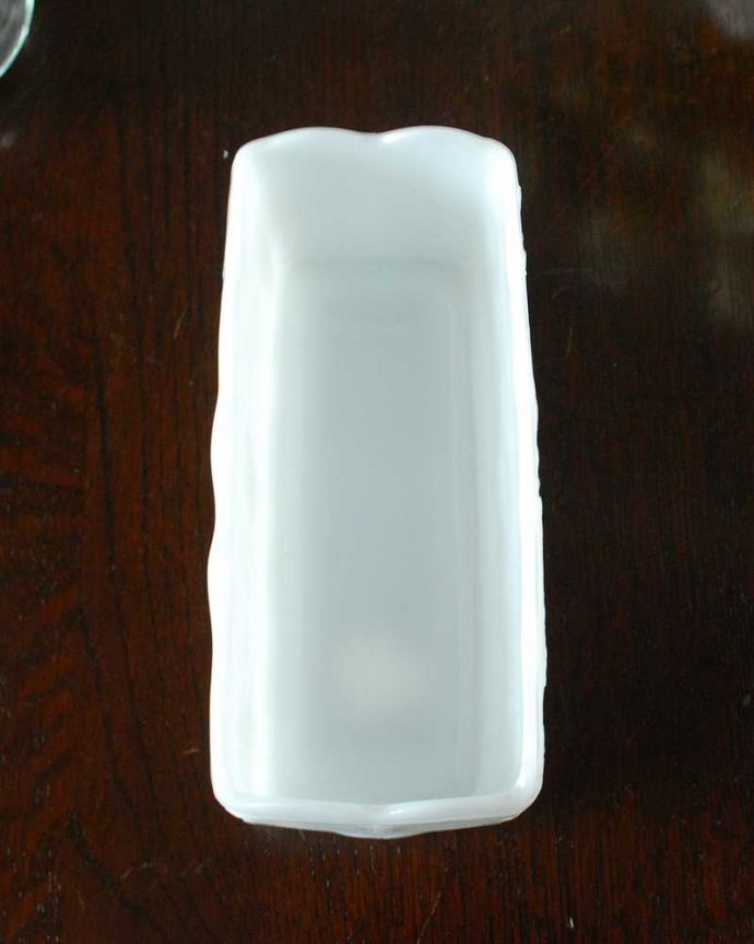 アンティーク 雑貨のガラス小物　アンティーク雑貨　葡萄がデザインされた、ミルクガラスのフラワーベース（ファイヤーキング） 。上から見て中をチェックアンティークなので多少の欠けやキズがある場合がありますが、使用上問題ありませんのでご了承下さい。(m-3266-z)