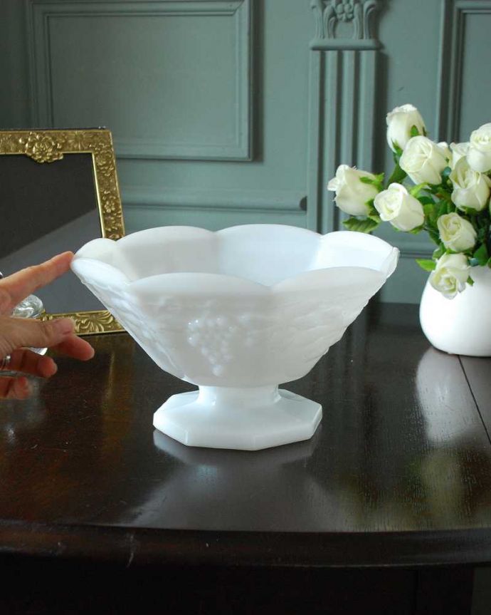 アンティーク 雑貨のガラス小物　アンティーク雑貨　葡萄がデザインされた、アンティークミルクガラスボール（コンポート）。たっぷり乗せて使えますフルーツはもちろん、アクセサリーを置いたり朝食のパンやおやつ、お菓子など、いろんな使い方で楽しんで下さい。(m-3267-z)