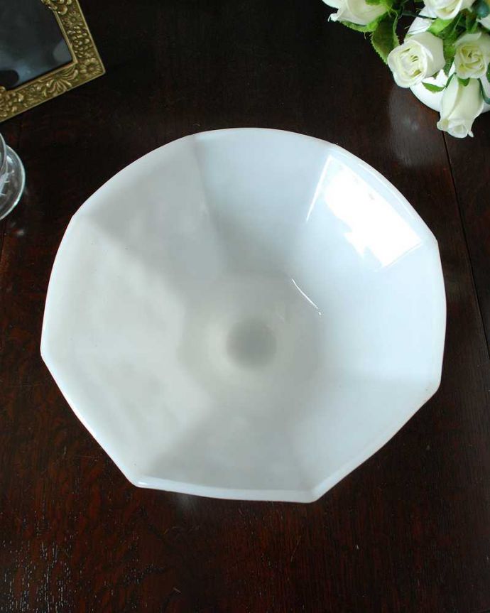 アンティーク 雑貨のガラス小物　アンティーク雑貨　葡萄がデザインされた、アンティークミルクガラスボール（コンポート）。上から見ると美しいデザインアンティークのため、多少の欠け・傷がある場合がありますが、使用上問題はありませんので、ご了承下さい。(m-3267-z)