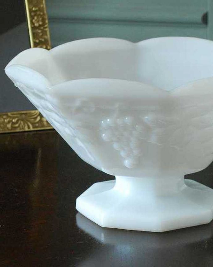 アンティーク 雑貨のガラス小物　アンティーク雑貨　葡萄がデザインされた、アンティークミルクガラスボール（コンポート）。センターピースとして使われた器脚が付いているフルーツスタンドは、テーブルコーディネイトの中心として食卓の真ん中で華を添えるセンターピースとして使われていました。(m-3267-z)