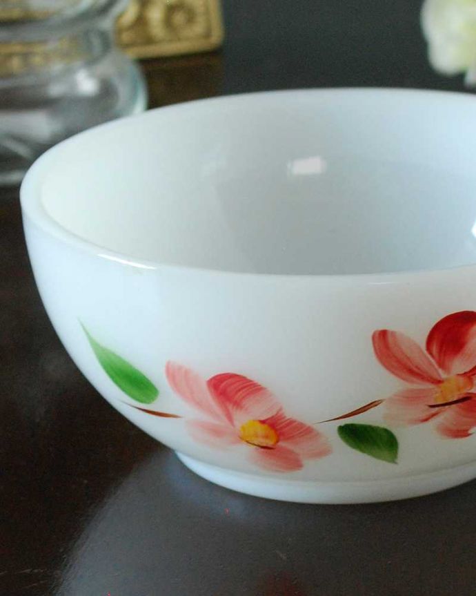 アンティーク雑貨 ファイヤーキングピーチブロッサムのアンティークボウル(ゲイファドシリーズ)。とっても可愛いファイヤーキングゲイファドスタジオ社の中でも人気の桃の花が手描きされた可愛いピーチブロッサムシリーズです。(m-3271-z)