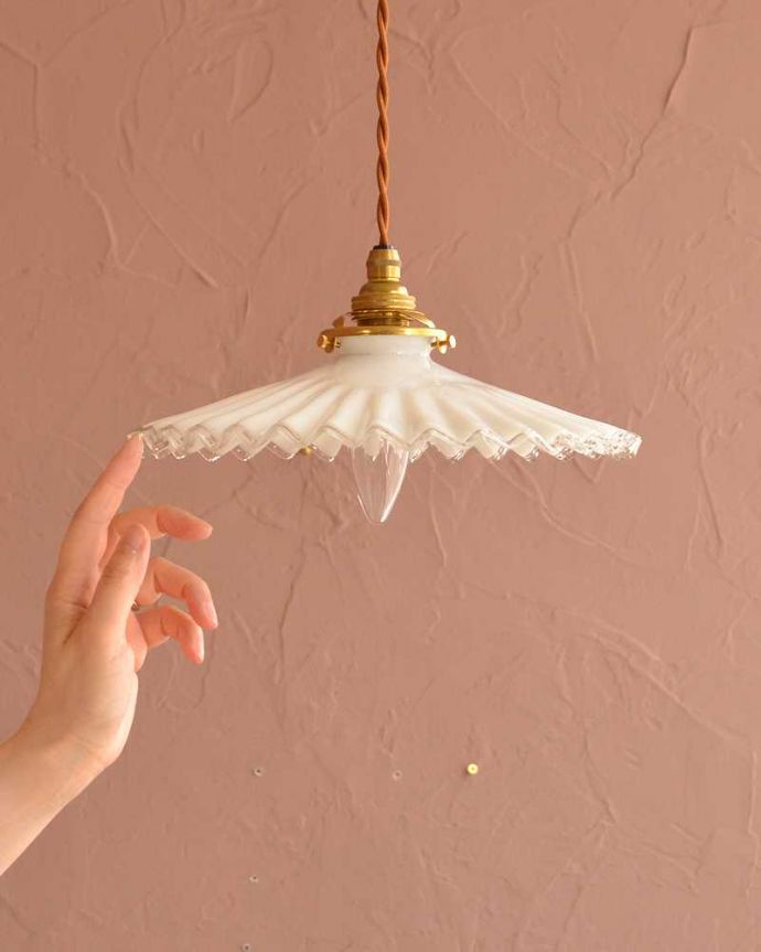 ペンダントライト　照明・ライティング　フランスで見つけたフリルシェード、アンティークペンダントライト（コード・シャンデリア電球・ギャラリーA付き）。。(m-3277-z)