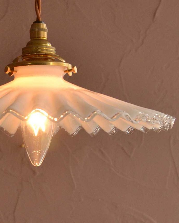 ペンダントライト　照明・ライティング　フランスで見つけたフリルシェード、アンティークペンダントライト（コード・シャンデリア電球・ギャラリーA付き）。。(m-3277-z)