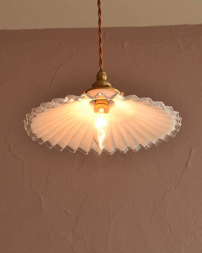 ペンダントライト　照明・ライティング　フランスで見つけたフリルシェード、アンティークペンダントライト（コード・シャンデリア電球・ギャラリーA付き）。。(m-3277-z)