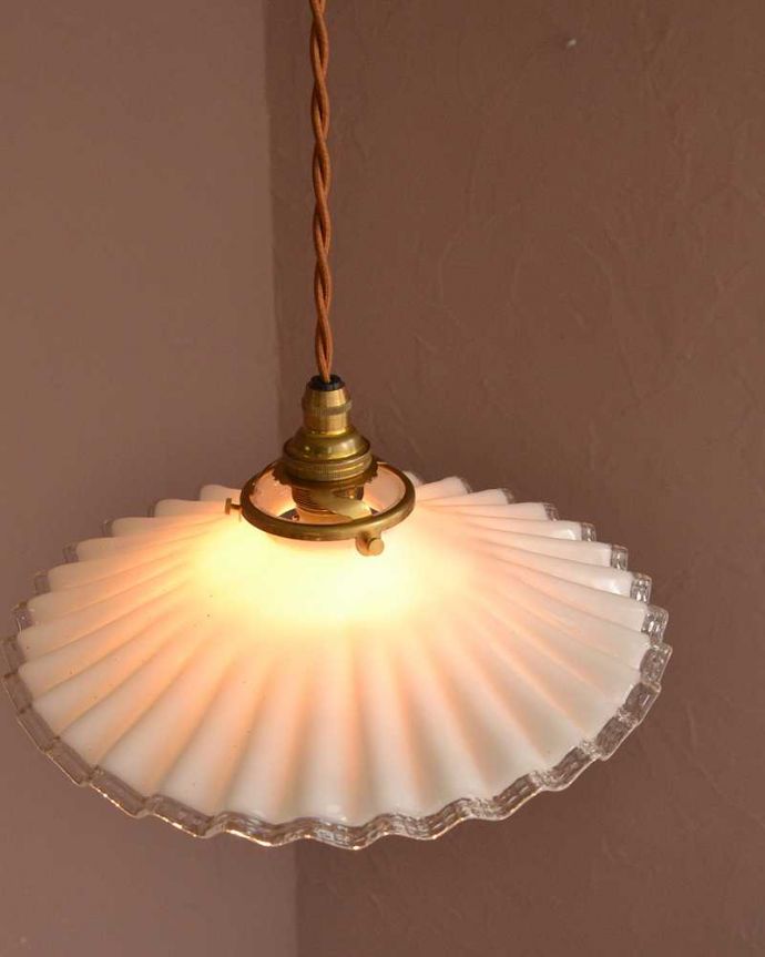 ペンダントライト　照明・ライティング　フランスで見つけたフリルシェード、アンティークペンダントライト（コード・シャンデリア電球・ギャラリーA付き）。。(m-3277-z)