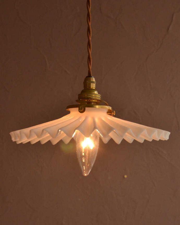 ペンダントライト　照明・ライティング　ミルクガラス照明、フリルが可愛いアンティークペンダントライト（コード・シャンデリア電球・ギャラリーA付き）。。(m-3281-z)