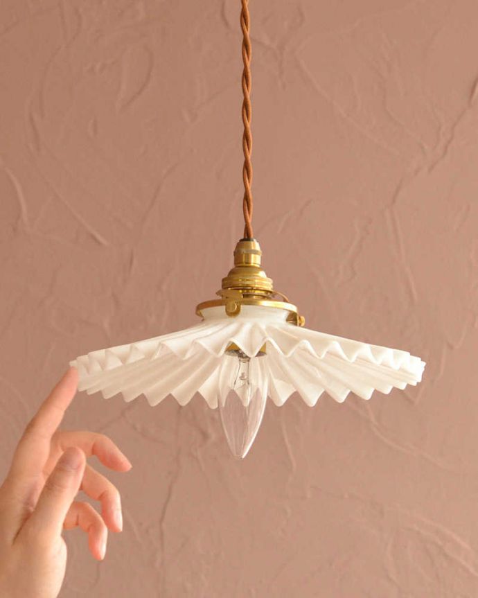 ペンダントライト　照明・ライティング　ミルクガラス照明、フリルが可愛いアンティークペンダントライト（コード・シャンデリア電球・ギャラリーA付き）。。(m-3281-z)