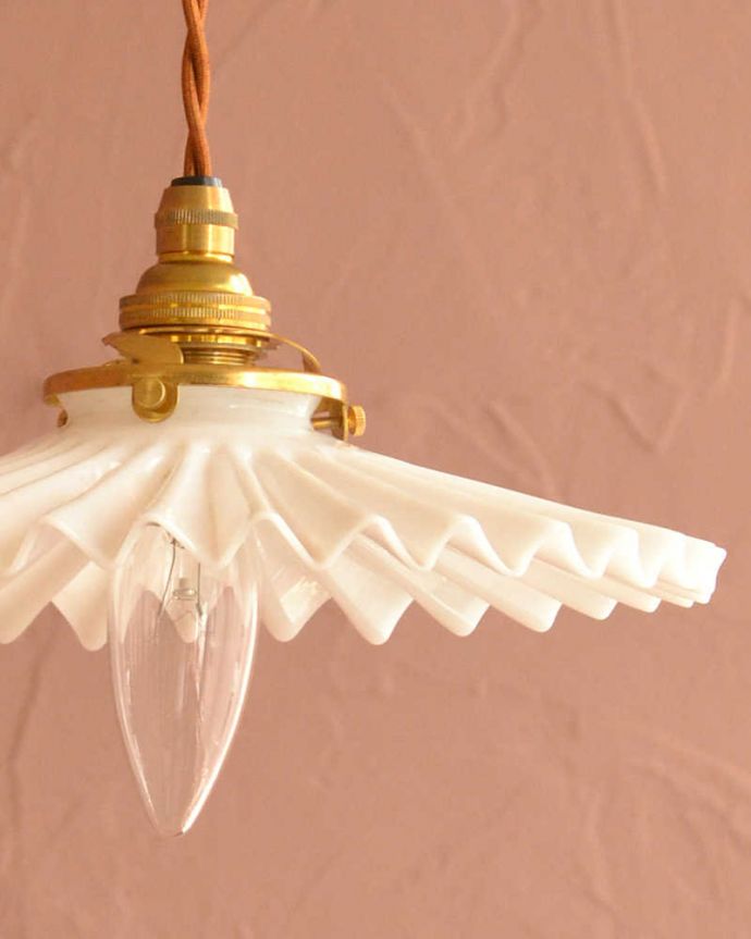 ペンダントライト　照明・ライティング　ミルクガラス照明、フリルが可愛いアンティークペンダントライト（コード・シャンデリア電球・ギャラリーA付き）。。(m-3281-z)