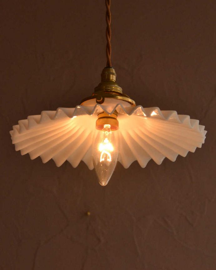 ペンダントライト　照明・ライティング　ミルクガラス照明、フリルが可愛いアンティークペンダントライト（コード・シャンデリア電球・ギャラリーA付き）。。(m-3281-z)