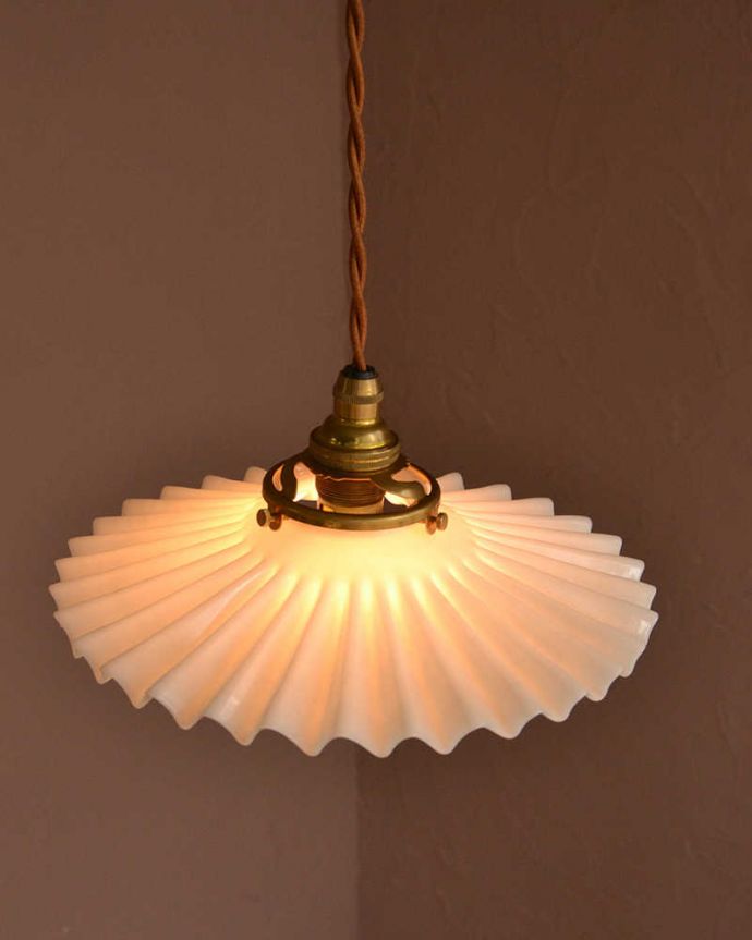 ペンダントライト　照明・ライティング　ミルクガラス照明、フリルが可愛いアンティークペンダントライト（コード・シャンデリア電球・ギャラリーA付き）。。(m-3281-z)