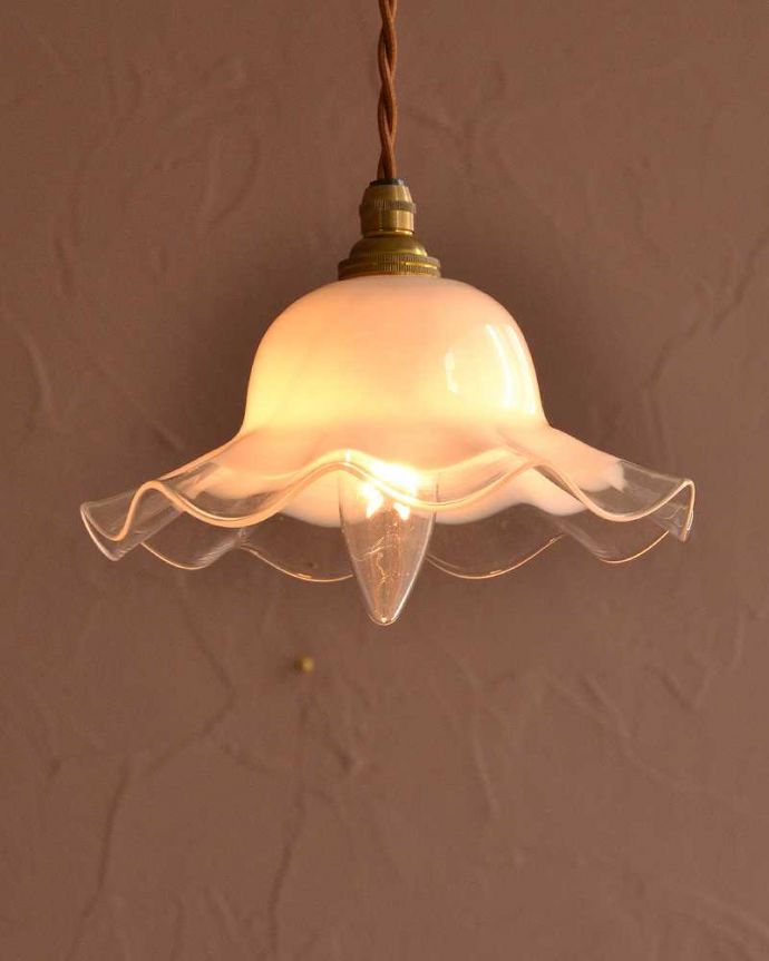 ペンダントライト　照明・ライティング　ミルクガラスのキレイなアンティークペンダントライト（コード・シャンデリア球・ギャラリーなし） 。。(m-3283-z)