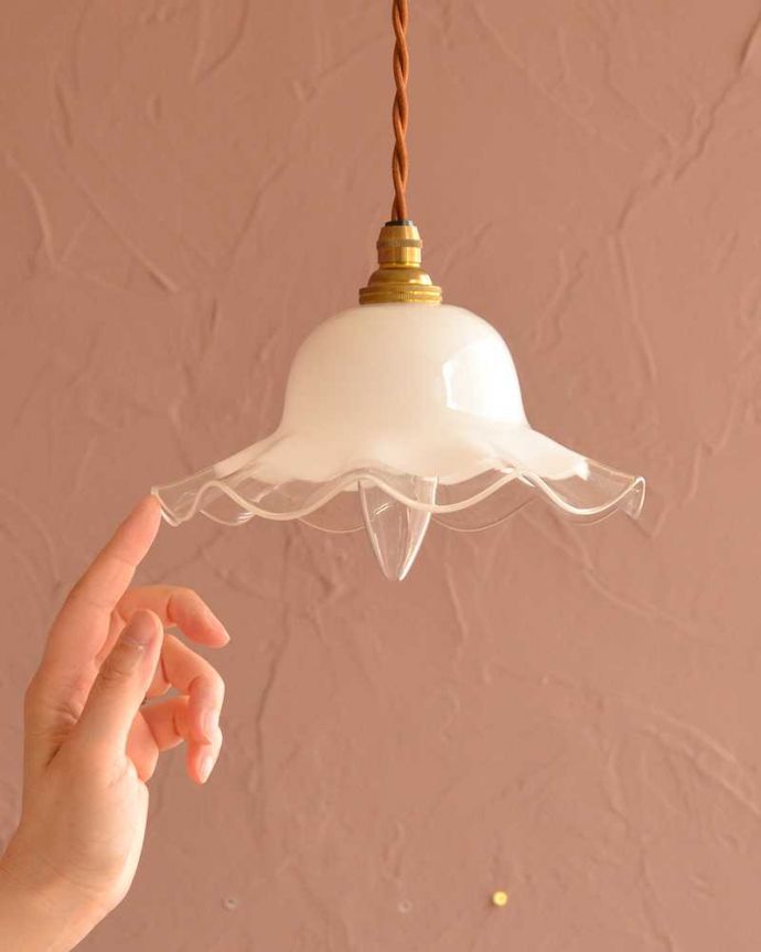 ペンダントライト　照明・ライティング　ミルクガラスのキレイなアンティークペンダントライト（コード・シャンデリア球・ギャラリーなし） 。。(m-3283-z)