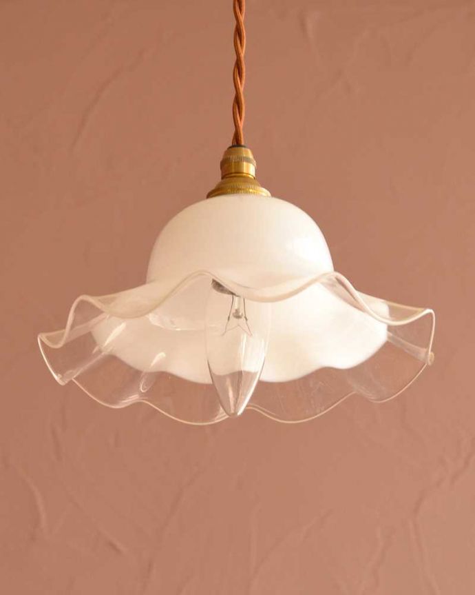 ペンダントライト　照明・ライティング　ミルクガラスのキレイなアンティークペンダントライト（コード・シャンデリア球・ギャラリーなし） 。。(m-3283-z)