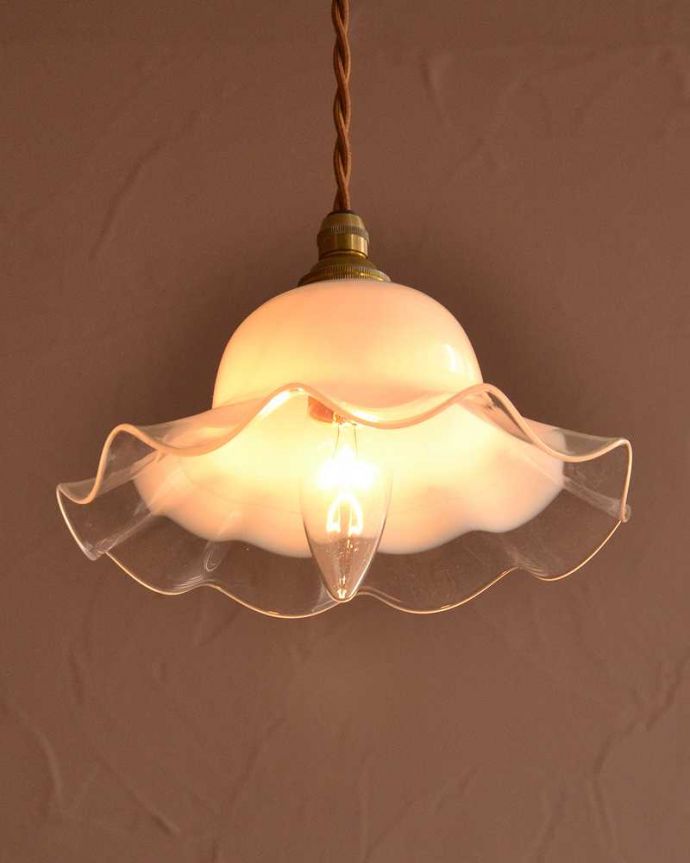 ペンダントライト　照明・ライティング　ミルクガラスのキレイなアンティークペンダントライト（コード・シャンデリア球・ギャラリーなし） 。。(m-3283-z)
