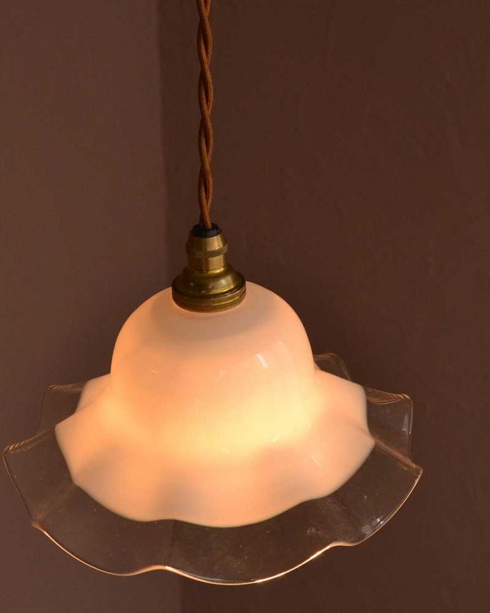 ペンダントライト　照明・ライティング　ミルクガラスのキレイなアンティークペンダントライト（コード・シャンデリア球・ギャラリーなし） 。。(m-3283-z)