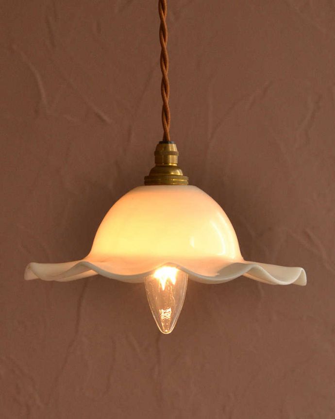 ペンダントライト　照明・ライティング　ミルクガラスのふんわりしたシルエットのペンダントライト(コード・シャンデリア電球・ギャラリーなし)。お部屋のアクセサリーに使って欲しいアンティーク照明器具の中で気軽に使いやすいペンダントライト。(m-3286-z)