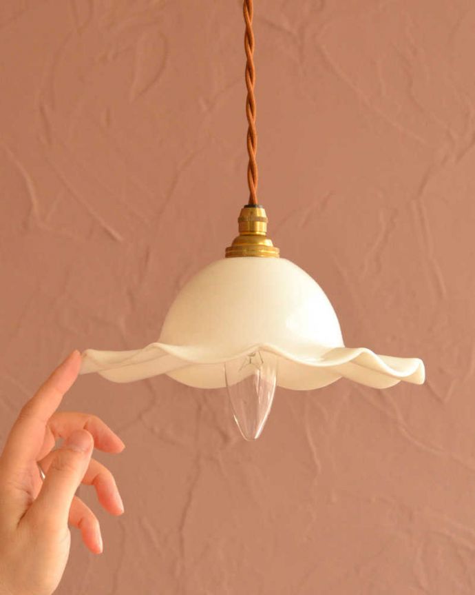 ペンダントライト　照明・ライティング　ミルクガラスのふんわりしたシルエットのペンダントライト(コード・シャンデリア電球・ギャラリーなし)。一点ものの魅力小さなペンダントライトは、取り付けやすく灯りが付いていない時も目立つ存在で、まさにお部屋の中のアクセサリーです。(m-3286-z)