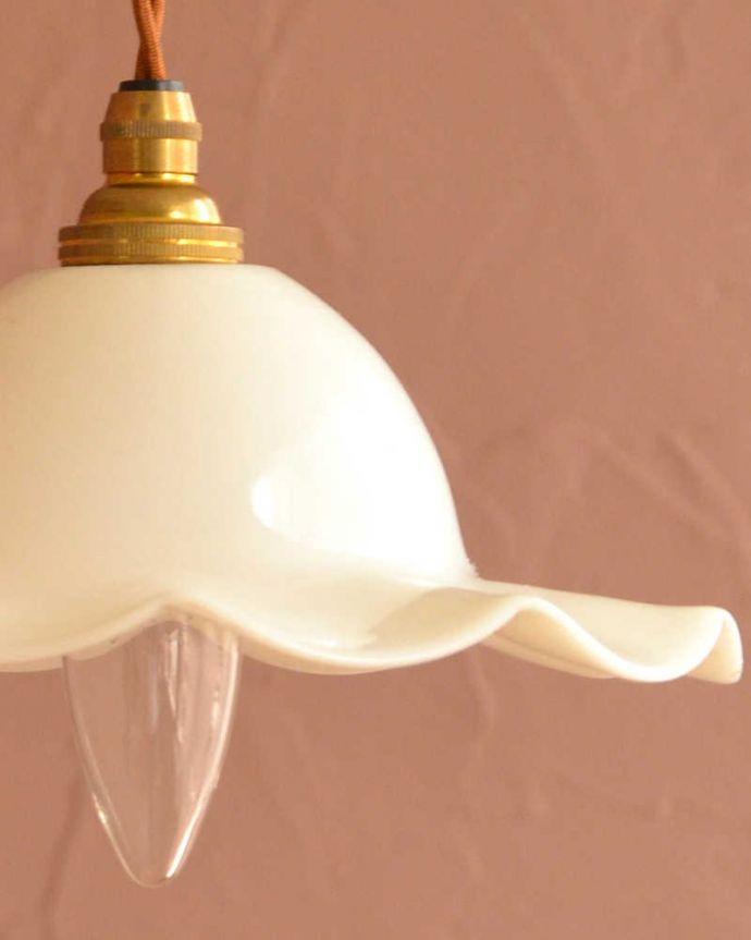 ペンダントライト　照明・ライティング　ミルクガラスのふんわりしたシルエットのペンダントライト(コード・シャンデリア電球・ギャラリーなし)。アンティークらしいデザインこだわりたい方におススメのアンティークのシェード。(m-3286-z)