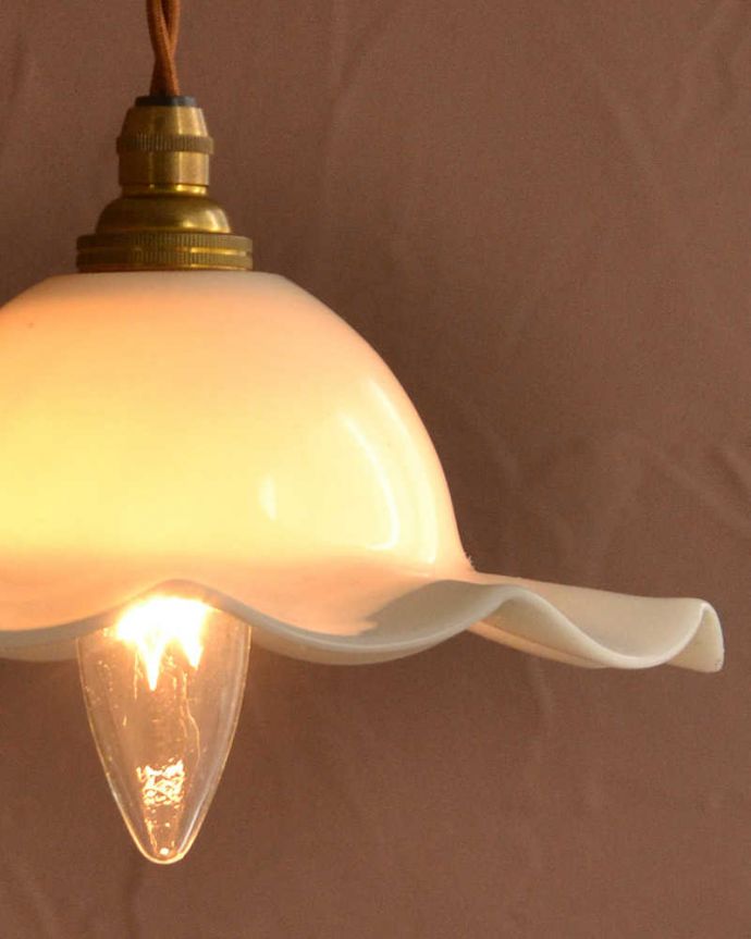 ペンダントライト　照明・ライティング　ミルクガラスのふんわりしたシルエットのペンダントライト(コード・シャンデリア電球・ギャラリーなし)。使えるものだけ選んできましたアンティークなのでキズや汚れ、カケなどは必ずありますが、使えると判断したものだけを吟味して選んできました。(m-3286-z)