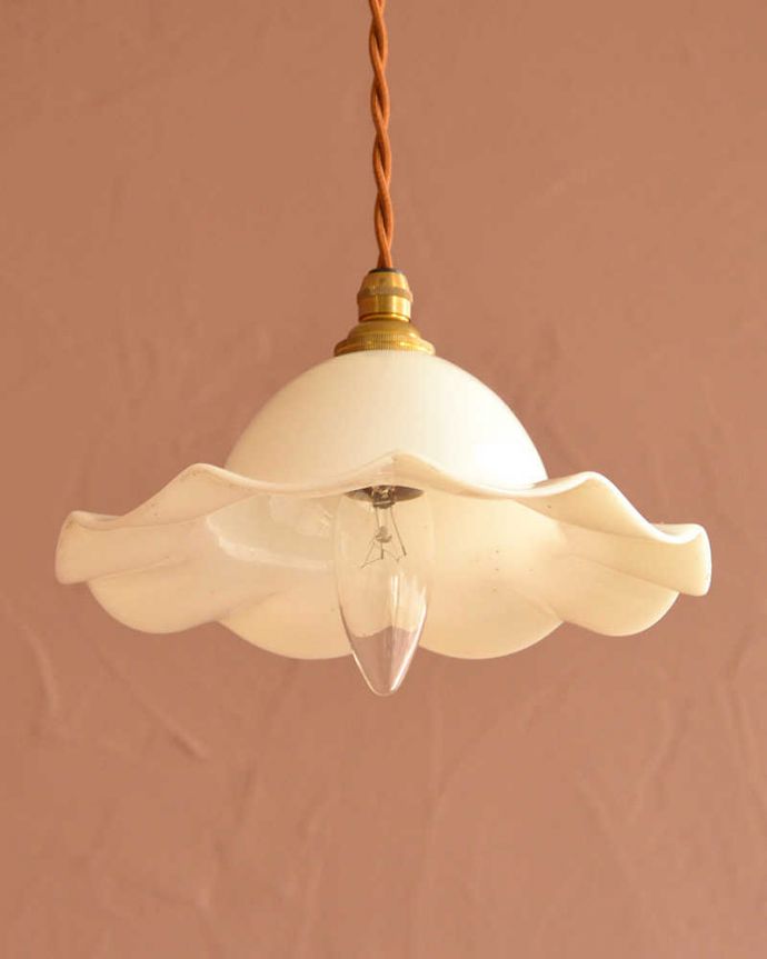 ペンダントライト　照明・ライティング　ミルクガラスのふんわりしたシルエットのペンダントライト(コード・シャンデリア電球・ギャラリーなし)。下から見上げると･･･実際に取り付けてカウンターやダイニングの下からのぞくとこんな感じです。(m-3286-z)