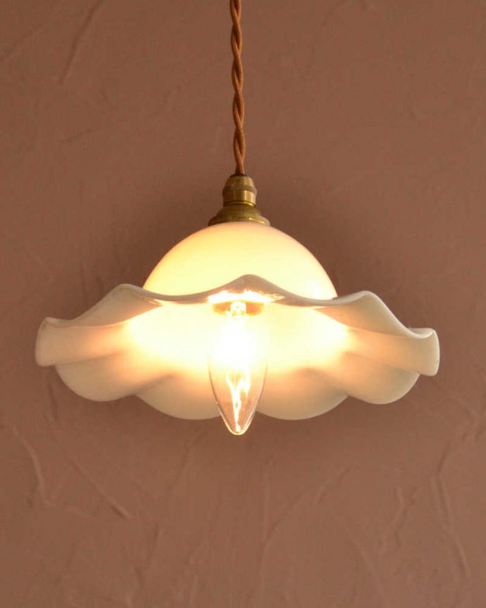 ペンダントライト　照明・ライティング　ミルクガラスのふんわりしたシルエットのペンダントライト(コード・シャンデリア電球・ギャラリーなし)。夜になると･･･ふわっとした優しい灯りで周りを包み込んでくれます。(m-3286-z)