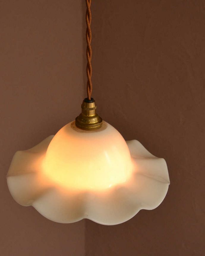 ペンダントライト　照明・ライティング　ミルクガラスのふんわりしたシルエットのペンダントライト(コード・シャンデリア電球・ギャラリーなし)。取り付け金具は日本仕様シェードはアンティークですが、取り付け金具は日本仕様の新しいものです。(m-3286-z)