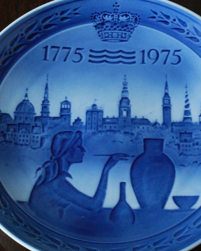 アンティーク雑貨 1775-1975ロイヤルコペンハーゲン創立200年記念アンティークプレート。アンティークでしか手に入らない絵柄ロイヤルコペンハーゲンのイヤープレートは、その年だけ枚数限定で作られています。(m-3294-z)