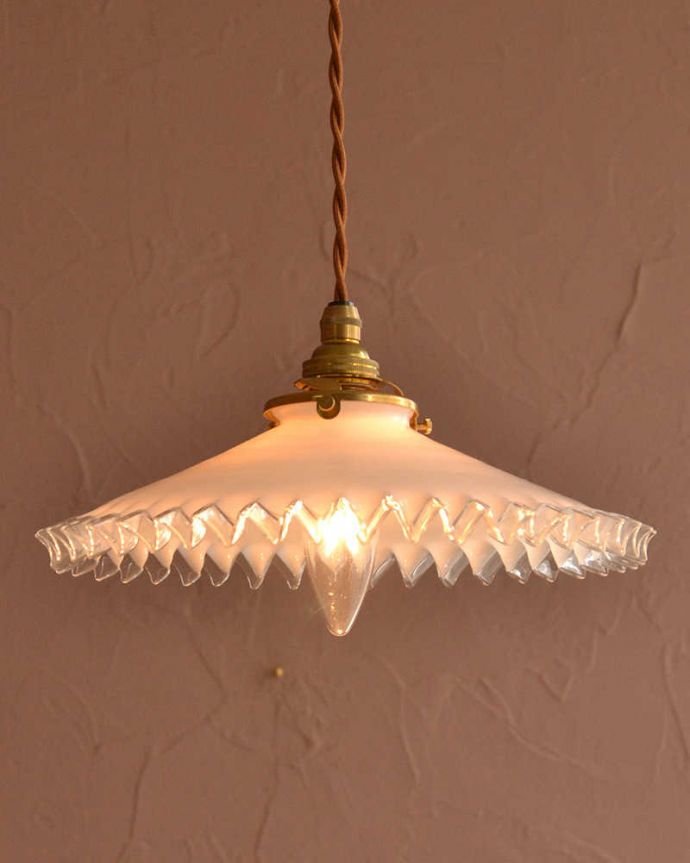 ペンダントライト　照明・ライティング　ミルクガラスのフリルシェード、アンティークペンダントライト（コード・シャンデリア電球・ギャラリーA付き）。。(m-3302-z)