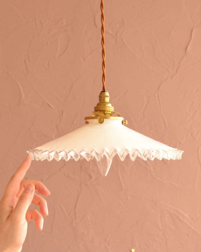 ペンダントライト　照明・ライティング　ミルクガラスのフリルシェード、アンティークペンダントライト（コード・シャンデリア電球・ギャラリーA付き）。。(m-3302-z)