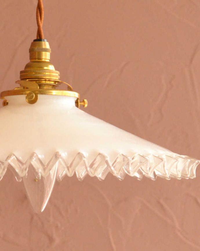 ペンダントライト　照明・ライティング　ミルクガラスのフリルシェード、アンティークペンダントライト（コード・シャンデリア電球・ギャラリーA付き）。。(m-3302-z)