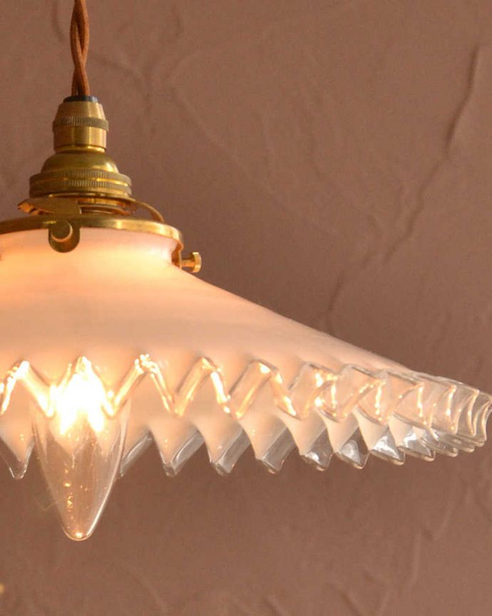 ペンダントライト　照明・ライティング　ミルクガラスのフリルシェード、アンティークペンダントライト（コード・シャンデリア電球・ギャラリーA付き）。。(m-3302-z)