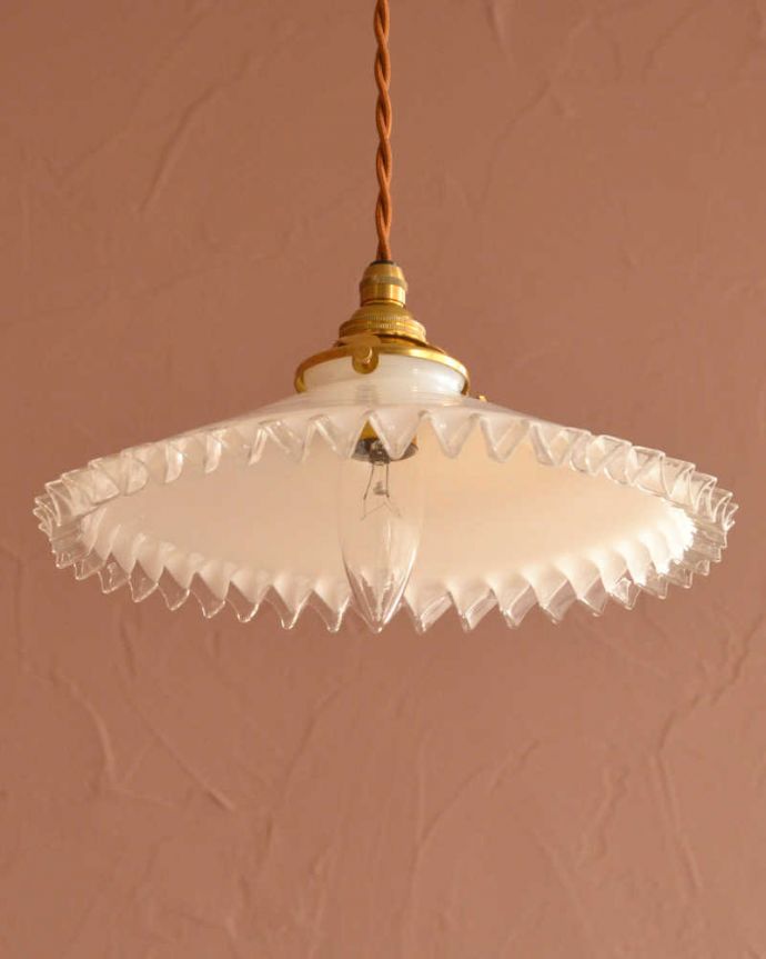 ペンダントライト　照明・ライティング　ミルクガラスのフリルシェード、アンティークペンダントライト（コード・シャンデリア電球・ギャラリーA付き）。。(m-3302-z)