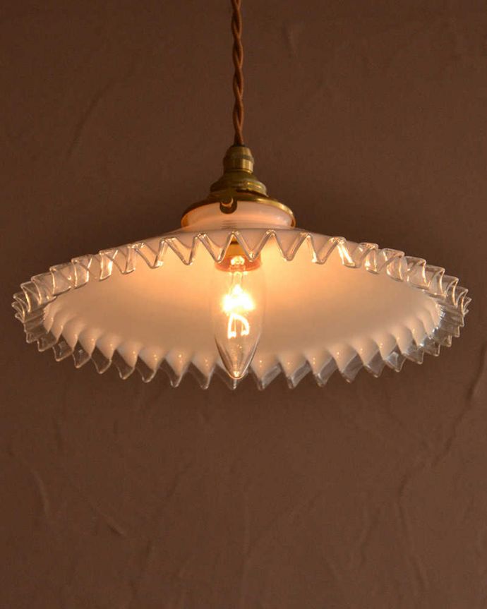 ペンダントライト　照明・ライティング　ミルクガラスのフリルシェード、アンティークペンダントライト（コード・シャンデリア電球・ギャラリーA付き）。。(m-3302-z)